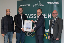 Oliver Kriebel von der Handwerkskammer Bremen, Christophe Lenderoth, Staatsrat Jan Fries und Martin Schulze von der Geschäftsstelle Umwelt Unternehmen.