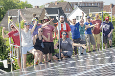 Solarstromanlage mit Team des Bremer SolidarStroms