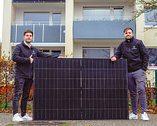 Merlin Varol und Maurice Hott von mySolarFuture - Green Circuits GmbH mit Balkonkraftwerk vor einem Mehrfamilienhaus