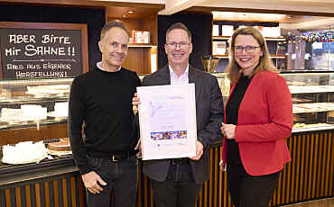 Harald und Andreas Knigge mit Dr. Diana Wehlau bei der Urkundenüberreichung zur Aufnahme in die Umweltpartnerschaft.