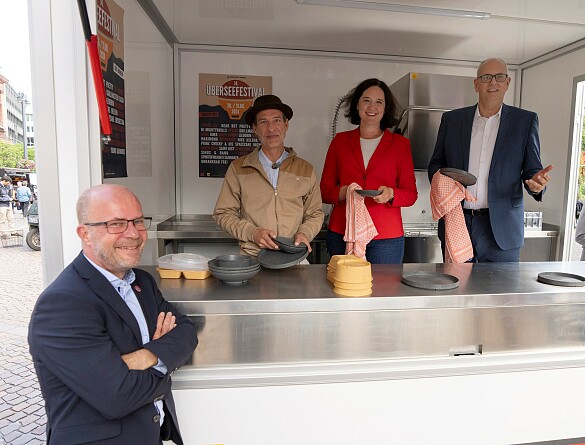 Stellten das Spülmobil gemeinsam vor, welches Ende August beim Überseefestival erstmals zum Einsatz kommt: Bürgermeister und Kultursenator Dr. Andreas Bovenschulte, Umweltsenatorin Kathrin Moosdorf, Manuel Jänig von der Musikszene Bremen e. V. und Martin Schulze vom Bündnis für Mehrweg (v.r.n.l.)