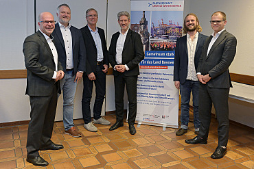 Die neuen Mitglieder der Umweltpartnerschaft: Florian Brandau und Thorsten Baumeister von der ENGINIUS GmbH (2. und 3. v.l.), Lars Müller von der Deutschen Bank Filiale Bremerhaven (4.v.l.), Sören Hadeler von der Gustav Schramm GmbH (2.v.r.) mit Umweltstaatsrat Jan Fries (rechts im Bild) und Martin Schulze von der Geschäftsstelle Umwelt Unternehmen (1.v.l.).