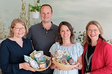 Kirsten Michels, Eike Mehlhop und Wiebke Wegner von der Allos Hof Manufaktur GmbH mit Dr. Diana Wehlau vom Bremer Umweltressort bei der Präsentation der Geschenkpakete im Juni 2023