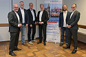 Florian Brandau und Thorsten Baumeister von der ENGINIUS GmbH (2. und 3. v.l.), Lars Müller von der Deutschen Bank Filiale Bremerhaven (4.v.l.), Sören Hadeler von der Gustav Schramm GmbH (2.v.r.) mit Umweltstaatsrat Jan Fries (rechts im Bild) und Martin Schulze von der Geschäftsstelle Umwelt Unternehmen (1.v.l.).